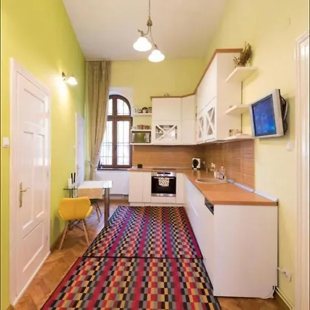 Апартаменти Rhea Loft Old Town Брашов