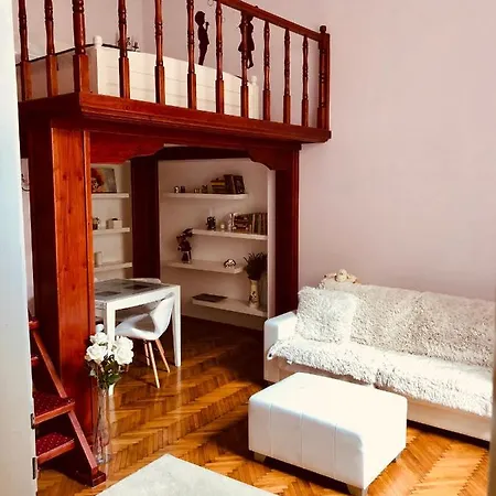 Апартаменти Rhea Loft Old Town Брашов