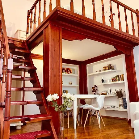 Апартаменти Rhea Loft Old Town Брашов